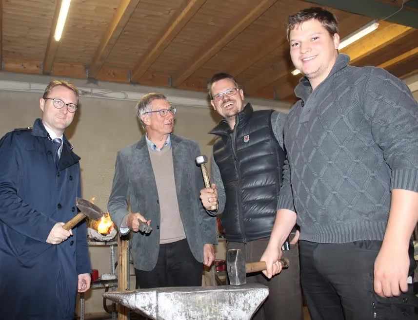 Erster Kreisbeigeordneter Dr. Jens Mischak (links) zeigt sich beeindruckt vom unternehmerischen Elan des Schmiedeglut-Chefs Nandger Franck (Zweiter von rechts). Mit auf dem Bild Marketingexperte Jonathan Happel (rechts) und Diplom-Ingenieur Michael Poschen von der Vogelsberg Consult GmbH. Foto: Erich Ruhl-Bady, Pressestelle Vogelsbergkreis